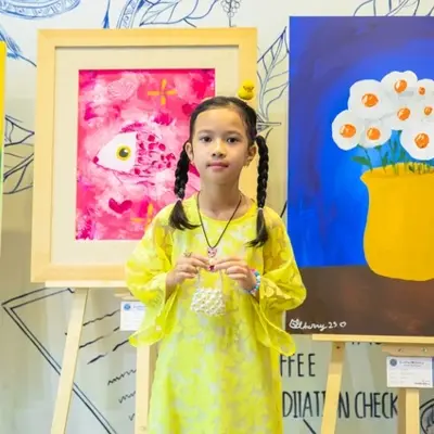 co-be-9-tuoi-cherry-me-hoi-hoa-ban-tranh-lam-thien-nguyen